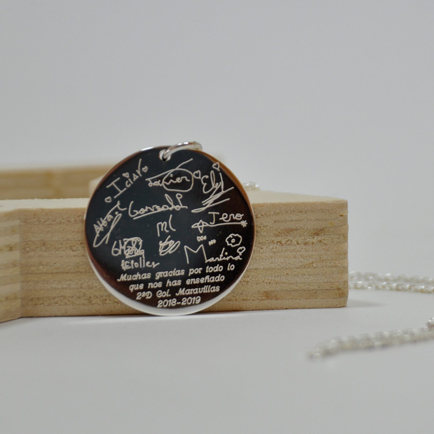 colgante personalizado para profes con las firmas de los alumnos