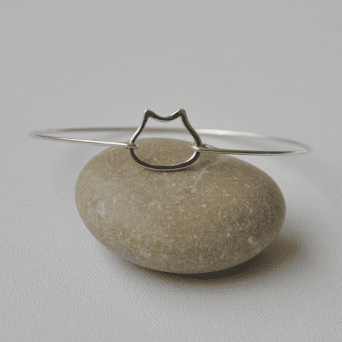 pulsera de hilo de plata con cara de gatito