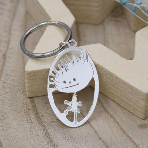 llavero de plata con dibujos de niños