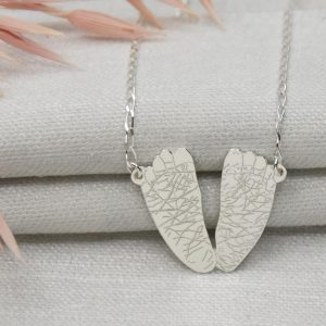 colgante de plata huellas de mi bebé