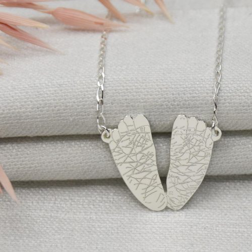 colgante de plata huellas de mi bebé