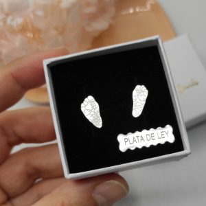 Foto de unos pendientes con las huellas de tu bebé.