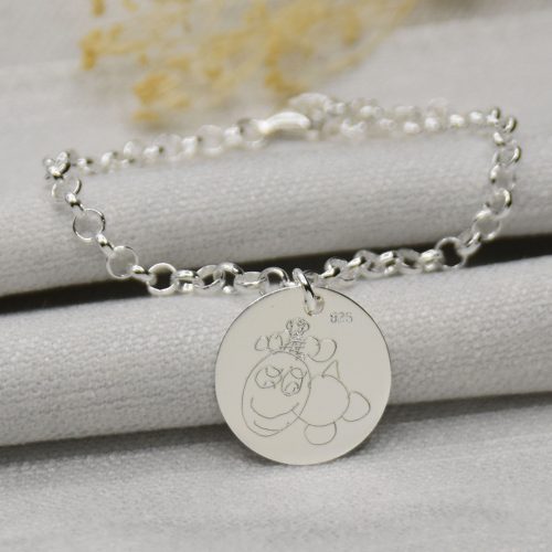 pulsera con dibujos de niños grabados en plata
