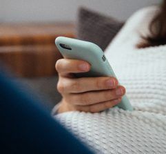 Imagen de una mujer usando un móvil