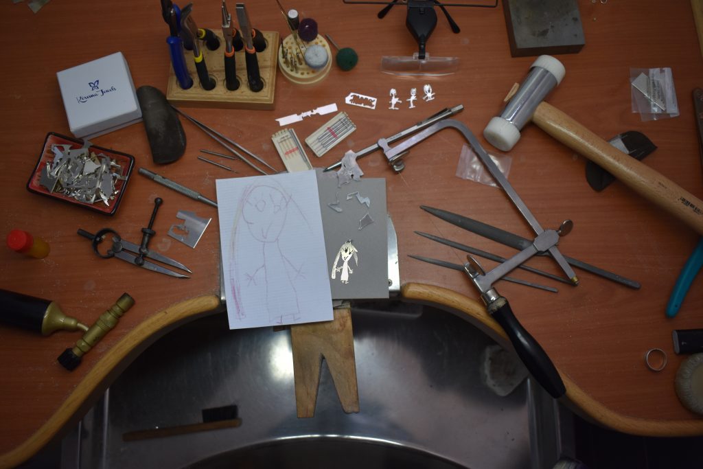 Mesa del taller de Cristina, creadora de Kirema Jewels.