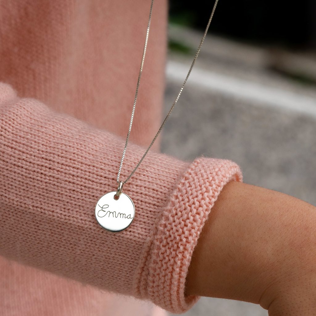 Colgante de plata de ley con una firma de niña grabada, diseñado por Kirema Jewels.