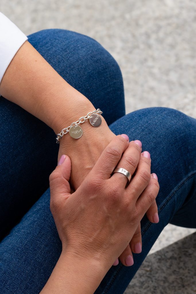 Pulsera y anillo de plata de ley con una firma de niña grabada, diseñado por Kirema Jewels.