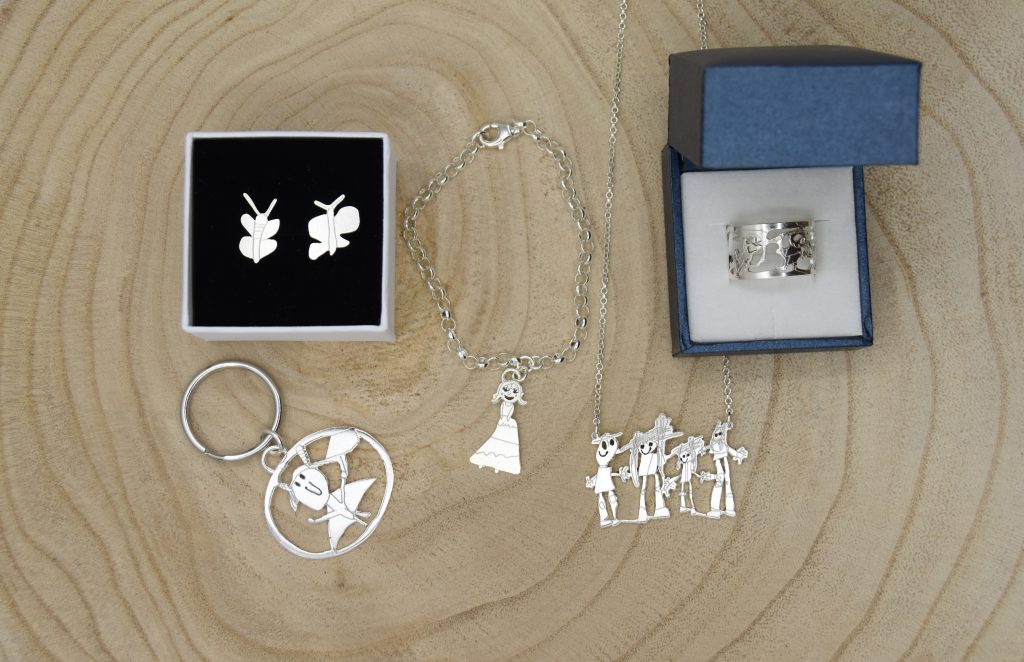 Imagen de varios productos de plata de ley de la colección de dibujos de Kirema Jewels.