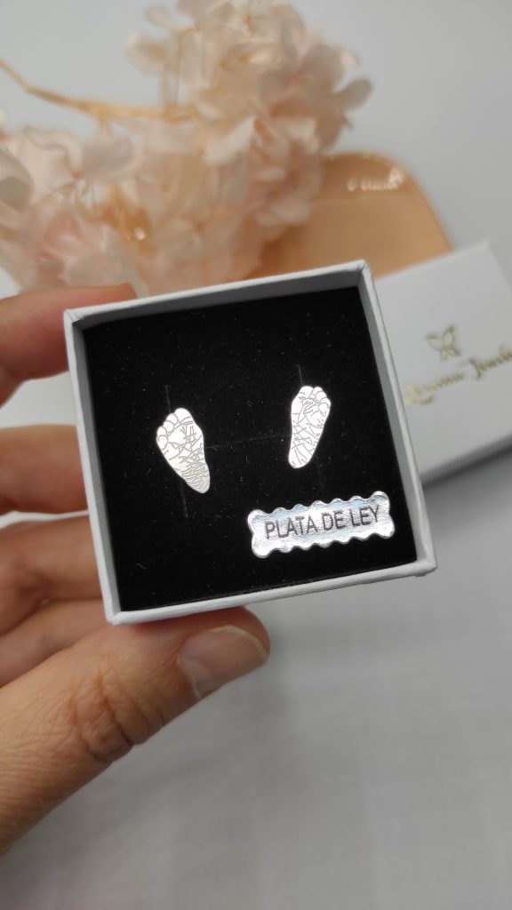 Pendientes de plata de ley con las huellas de un bebé creado por Kirema Jewels.