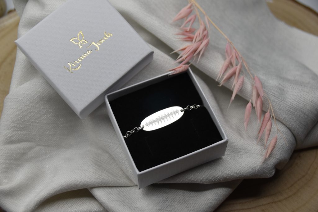 Foto de una pulsera de plata de ley grabada con los latidos de un bebé creada por Kirema Jewels.