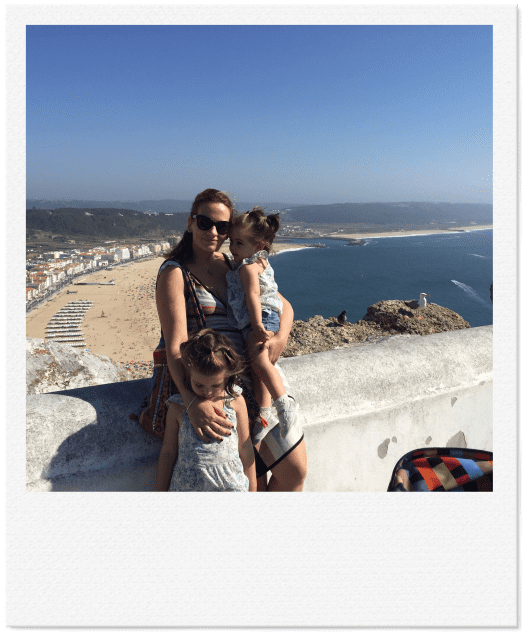 Foto de Cristina, creadora de Kirema Jewels, con sus dos hijas frente a una playa.