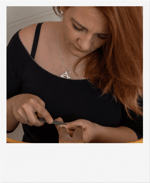 Foto de Cristina, creadora de Kirema Jewels, en su taller.