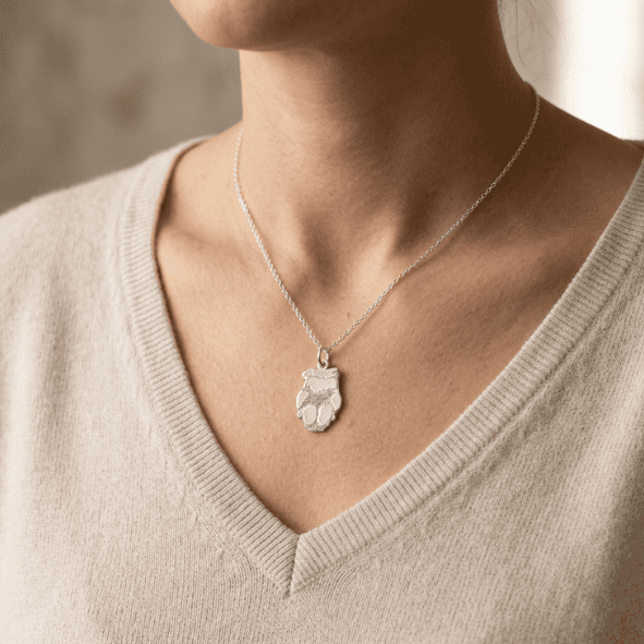 Colgante de plata con huella de mascota personalizado puesto