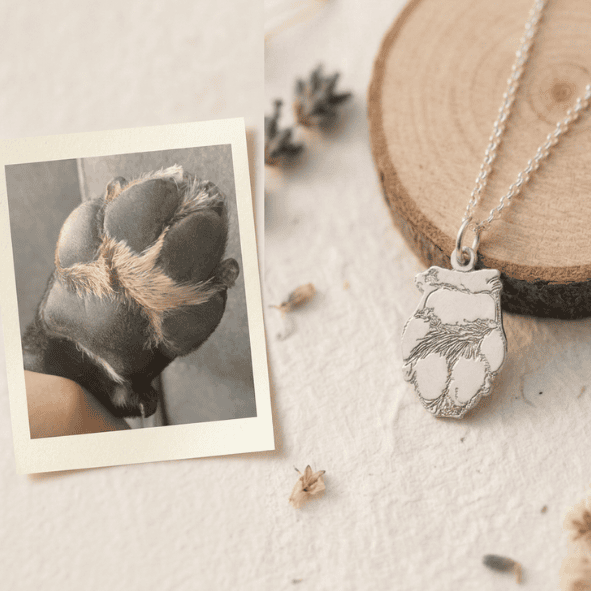 Huella real de mascota transformada en un colgante personalizado de plata