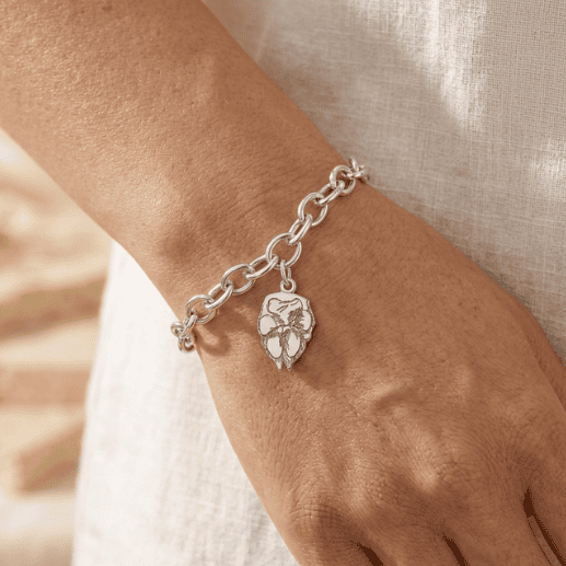 Pulsera con huella de mascota personalizada puesta en la muñeca