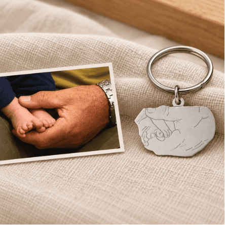 Llavero personalizado de manos enlazadas elaborado en plata 925 a partir de una fotografía