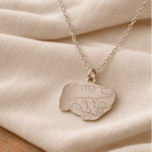 Colgante personalizado de manos enlazadas elaborado artesanalmente en plata 925