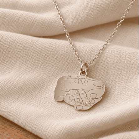 Colgante personalizado de manos enlazadas elaborado artesanalmente en plata 925