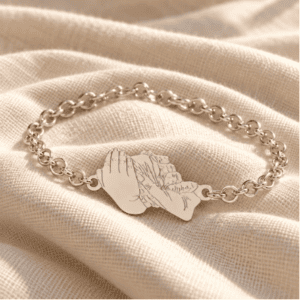 Pulsera personalizada de plata con manos enlazadas creada a partir de una fotografía familiar