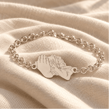 Pulsera personalizada de plata con manos enlazadas creada a partir de una fotografía familiar