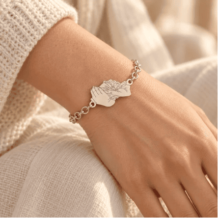 Pulsera personalizada de plata con manos enlazadas creada a partir de una fotografía familiar