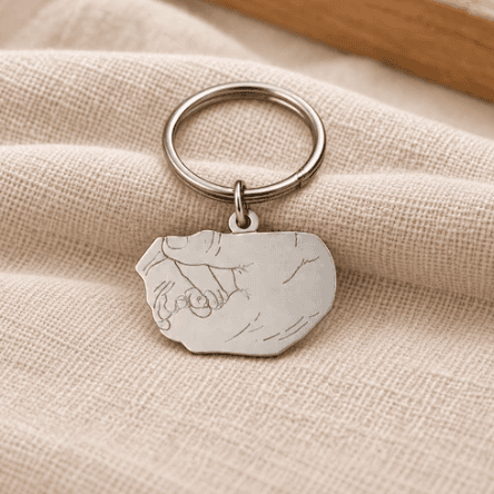 Llavero personalizado de manos enlazadas elaborado en plata 925 a partir de una fotografía